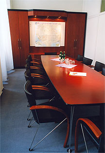 gro�er Besprechungstisch inkl. Bestuhlung und Medienschrank