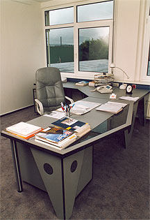 Schreibtischkombination mit Einlagen aus Granit