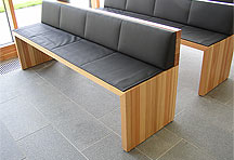 Massivholzbank mit Lederpolster
