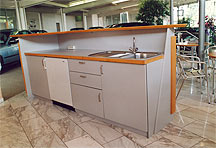 Theke mit Sp�lbecken und eingebautem K�hlschrank