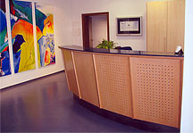 Empfangstheke mit Abdeckplatte aus Mineralwerkstoff