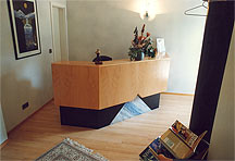 Empfangstheke mit Einlagen aus Granit