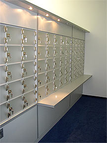 Postverteilerschrank mit abschlie�baren Plexiglast�ren