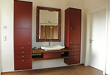 Badm�bel mit massiver Waschtischplatte und an der Wand montierten Schr�nken
