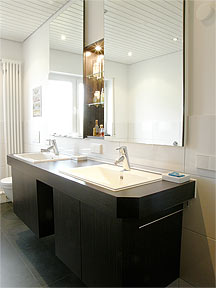 Waschbecken mit Unterbauschrank, dar�ber Spiegelschrank