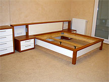 Bett aus Massivholz und wei� lackierter MDF Platte