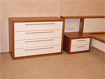 passender Nachttisch und Kommode