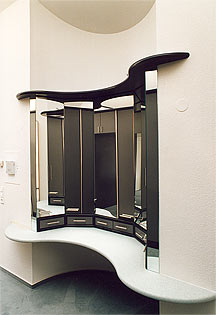 Frisierkommode mit geschwungener Platte aus Corian bzw. Mineralstoff