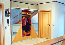 Garderobeschrank mit Spiegeln und Edelstahlrohr