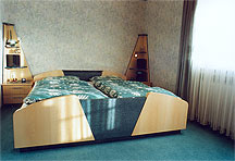 Schlafzimmerschrank und Bett