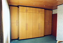 Schlafzimmerschrank und Bett