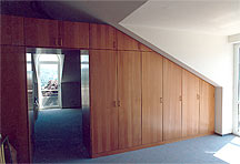 Einbauschrank aus Massivholz unter Dachschr�ge