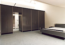 beidseitig nutzbarer Schlafzimmerschrank als Raumteiler