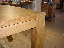 Detailaufnahme massiver Holztisch