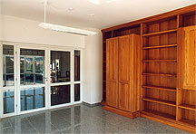 Wohnzimmerschrank aus Eiche Massivholz und Glasabschluss