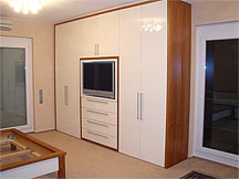 Kleiderschrank mit eingebautem Flachbildschirm